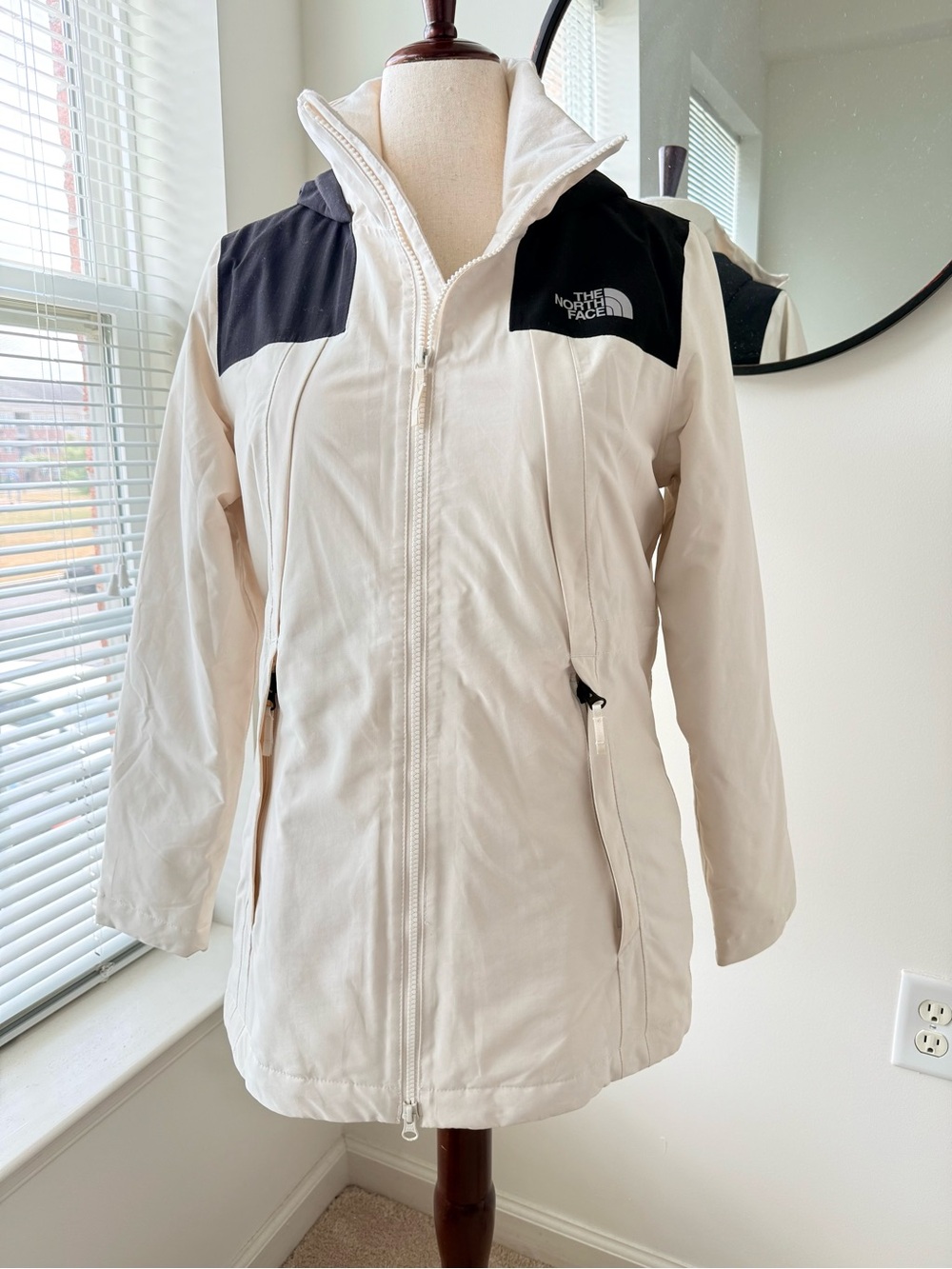 NWOT The North Face Women's White Ski Jacket with Black Shoulder Panels